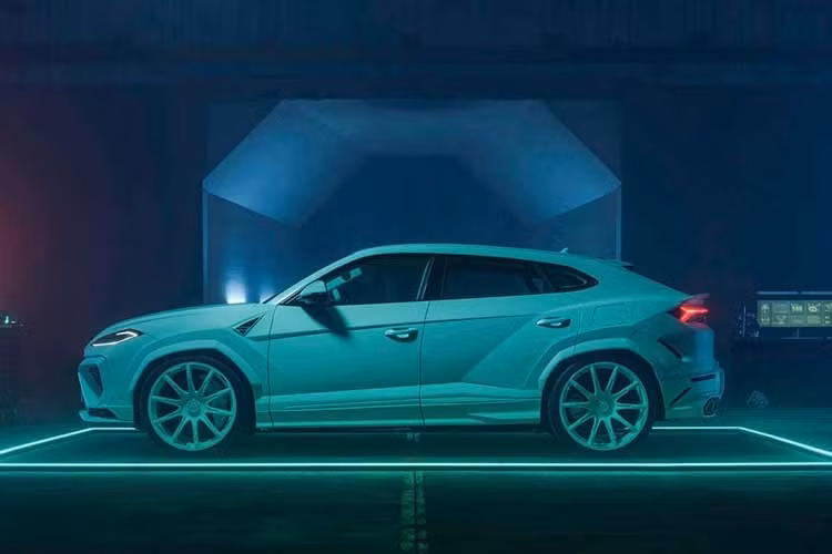 Chiếc siêu SUV Lamborghini Urus SE plug-in hybrid (PHEV) nguyên bản được biến đổi thành Brabus 900 Mint. Ngoại thất xe ấn tượng với lớp sơn đơn sắc màu Mint phủ gần như toàn bộ bề mặt, từ các tấm thân xe đến bộ mâm rèn kích thước 24 inch Brabus Monoblock Z “Platinum Edition” khổng lồ.