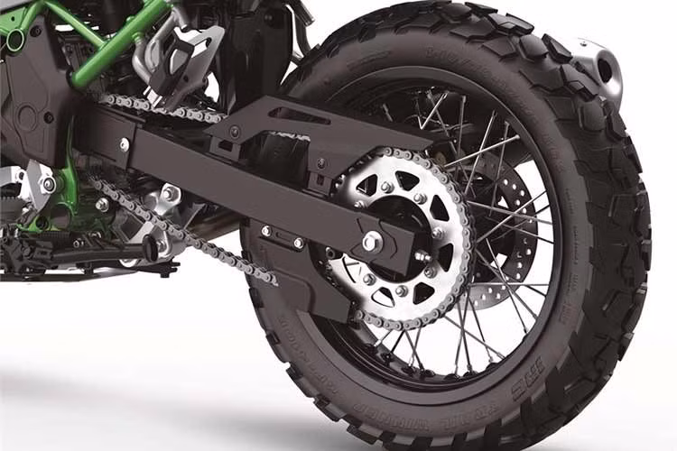 Bộ vành trước 21 inch đi kèm lốp 90/90-21 là chi tiết mang tính tuyên ngôn kỹ thuật. Trong thế giới adventure, bánh trước kích thước lớn đóng vai trò then chốt trong việc vượt chướng ngại vật và duy trì sự ổn định trên nền đất rời.