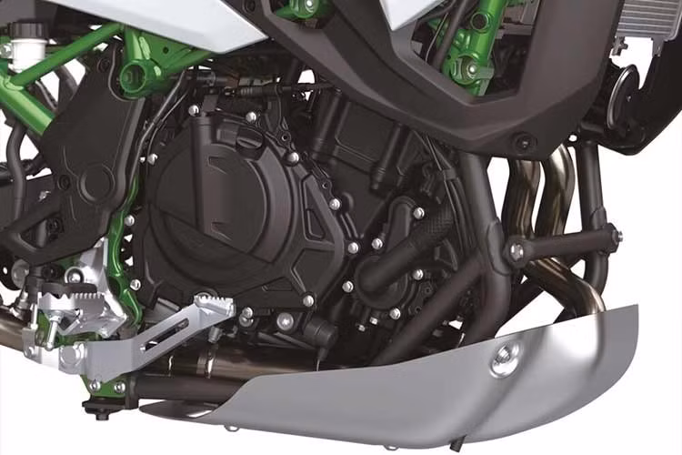 Bánh sau 17 inch cùng lốp 140/70-17 tạo nên cấu hình đặc trưng của những mẫu xe thực sự sẵn sàng cho off-road. Hệ thống phanh với đĩa trước 300 mm và đĩa sau 230 mm, đều đi kèm heo dầu hai piston, đảm bảo lực hãm đủ mạnh và ổn định cho cả điều kiện đường trường lẫn địa hình phức tạp.