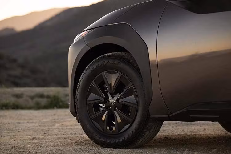 Mâm hợp kim 18 inch trên bZ Woodland 2026 đi kèm ốp khí động học màu đen, tùy chọn lốp địa hình dành cho người dùng thường xuyên di chuyển cung đường xấu.