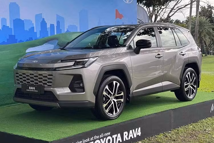Cụ thể, Toyota RAV4 Hybrid 2026 tại Philippines sẽ được phân phối với hai phiên bản gồm ADV và LTD. Bản tiêu chuẩn RAV4 ADV HEV AWD CVT có giá 2,183 triệu Peso (tương đương 978 triệu đồng), mức giá được đánh giá là cạnh tranh hơn so với Honda CR-V Hybrid và Subaru Forester e-Boxer tại cùng thị trường.