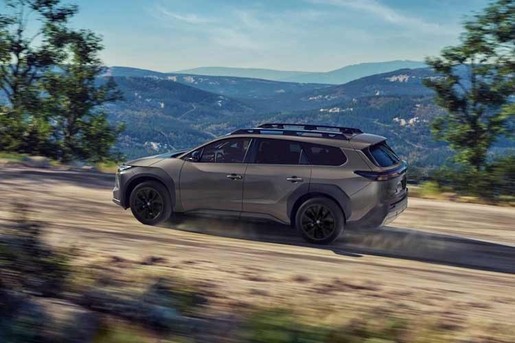 Toyota bZ Woodland 2026 sử dụng cổng sạc chuẩn NACS (chuẩn Tesla tại Bắc Mỹ). Khả năng sạc nhanh DC 10% → 80% trong khoảng 30 phút. cho thấy Toyota đang thử nghiệm một hướng đi mới. Mẫu SUV điện này thiên về trải nghiệm ngoài trời thay vì chỉ tập trung vào đô thị.