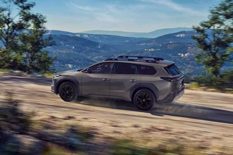 Toyota bZ Woodland 2026 sử dụng cổng sạc chuẩn NACS (chuẩn Tesla tại Bắc Mỹ). Khả năng sạc nhanh DC 10% → 80% trong khoảng 30 phút. cho thấy Toyota đang thử nghiệm một hướng đi mới. Mẫu SUV điện này thiên về trải nghiệm ngoài trời thay vì chỉ tập trung vào đô thị.