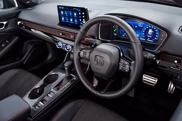 Nội thất của xe không khác biệt nhiều phiên bản trước, song được nâng cấp đáng kể về công nghệ. Nổi bật nhất là màn hình thông tin giải trí kích cỡ tăng lên 9 inch, dùng phần mềm do Google phát triển, tích hợp sẵn các tiện ích như bản đồ, trợ lý ảo hay cửa hàng ứng dụng.