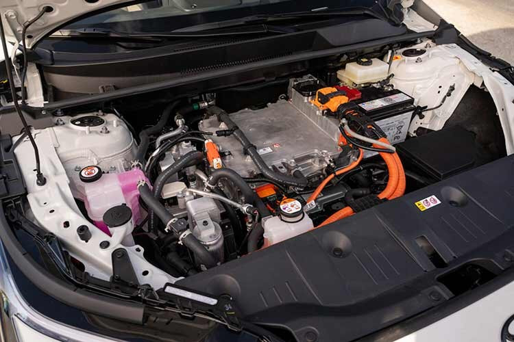 Thông số này đưa bZ Woodland tiệm cận nhóm SUV điện hiệu suất cao trên thị trường, vượt xa hình ảnh “xe điện gia đình thuần túy” của thế hệ bZ trước đây. Phạm vi hoạt động theo chuẩn EPA: 452 km (bản tiêu chuẩn), 418 km khi trang bị lốp địa hình All-Terrain. Dung lượng pin lithium-ion đạt 74,7 kWh.