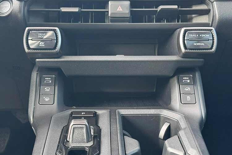 Cả hai phiên bản ADV và LTD của Toyota RAV4 Hybrid 2026 tại Philippines đều sử dụng hệ dẫn động 4 bánh toàn thời gian (AWD) kết hợp hộp số CVT. Thông số công suất cụ thể dành cho thị trường Philippines chưa được công bố, song tại nhiều thị trường khác, RAV4 Hybrid sử dụng động cơ xăng 2.5L 4 xi-lanh kết hợp bộ pin dung lượng 1,09 kWh và hai mô-tơ điện.