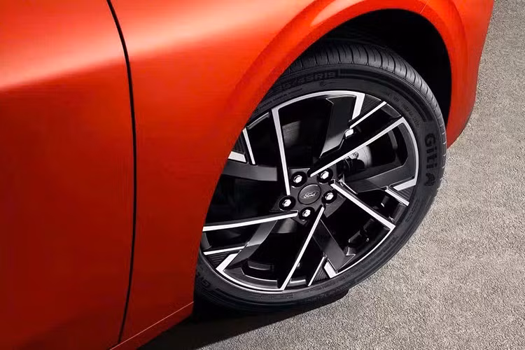 Các cụm đèn chiếu sáng mới ôm lấy lưới tản nhiệt rộng hơn, kết nối với hốc hút gió thể thao phía dưới cản trước. Trong khi đó, đường nét thân xe vẫn được giữ nguyên. Khách hàng có thể lựa chọn các thiết kế mâm xe mới cùng với nhiều tùy chọn màu sắc hơn, tăng thêm tính cá nhân hóa cho chiếc xe.