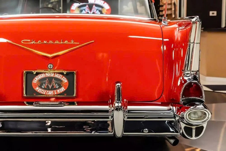 Đoạn quảng cáo gây sốt trên mạng không hề có cảnh đốt lốp, xoay vòng hay màn tăng tốc ngoạn mục trên đường đua. Thay vào đó, đó chỉ là một người hầu như không xuất hiện trên màn hình, đơn giản là chạm hoặc sử dụng một số tính năng trong và xung quanh chiếc xe. Họ kéo hộp đựng khăn giấy tích hợp ra.