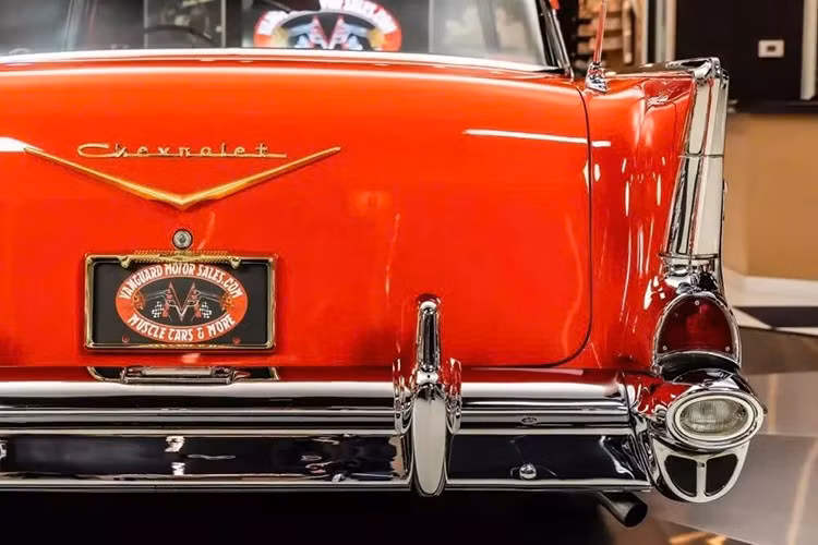 Đoạn quảng cáo gây sốt trên mạng không hề có cảnh đốt lốp, xoay vòng hay màn tăng tốc ngoạn mục trên đường đua. Thay vào đó, đó chỉ là một người hầu như không xuất hiện trên màn hình, đơn giản là chạm hoặc sử dụng một số tính năng trong và xung quanh chiếc xe. Họ kéo hộp đựng khăn giấy tích hợp ra.