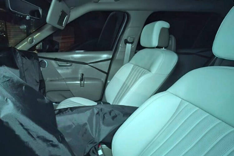 Về động cơ của Tucson 2027, hãng xe Hyundai vẫn chưa công bố thông tin chính thức. Tuy nhiên, các tùy chọn động cơ xăng tăng áp dung tích nhỏ và hệ truyền động hybrid gần như chắc chắn sẽ góp mặt.