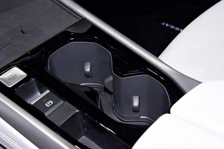 Passat là mẫu sedan hạng D có doanh số khá tốt của liên doanh SAIC-Volkswagen tại thị trường Trung Quốc. Từ tháng 1 đến tháng 10/2025, xe đạt doanh số cộng dồn 187.807 chiếc, trở thành mẫu sedan hạng D của công ty liên doanh bán chạy nhất tại thị trường tỷ dân.