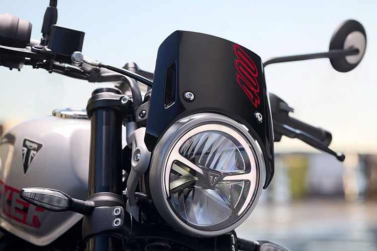 Các tấm ốp bên khắc chữ “400” trên bình xăng cổ điển và kính chắn gió hay bình xăng với dòng chữ “TRACKER” và bộ lốp gai gai kiểu đường phố càng làm nổi bật diện mạo độc đáo của xe.