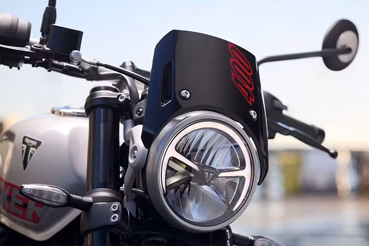 Các tấm ốp bên khắc chữ “400” trên bình xăng cổ điển và kính chắn gió hay bình xăng với dòng chữ “TRACKER” và bộ lốp gai gai kiểu đường phố càng làm nổi bật diện mạo độc đáo của xe.
