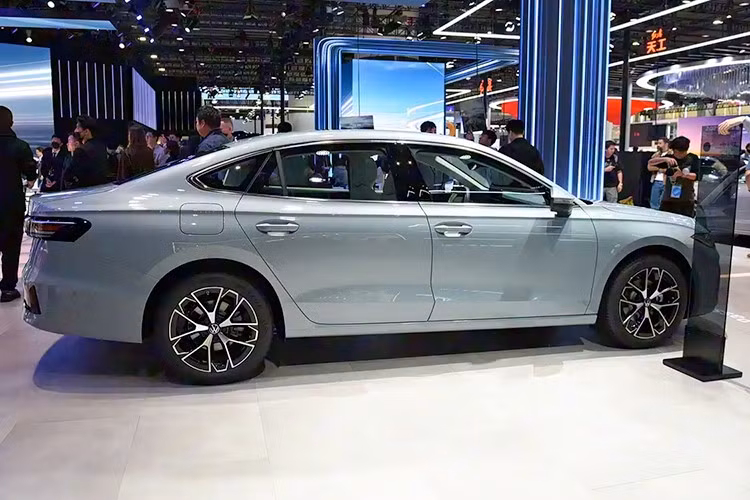 Mẫu xe sedan Volkswagen Passat ePro 2026 mới này từng ra mắt toàn cầu tại Triển lãm Ô tô Quảng Châu 2025, đánh dấu bước tiến mới của thương hiệu khi sử dụng nền tảng PHEV thế hệ mới của SAIC-Volkswagen. Bên cạnh đó, xe còn được áp dụng ngôn ngữ thiết kế mới nhất.
