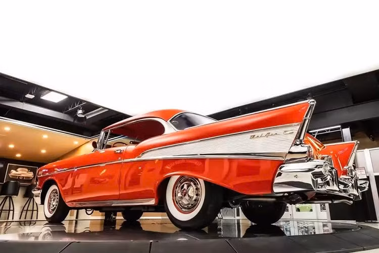 Chiếc Chevrolet Bel Air cổ điển trong bài được mô tả là đã được phục chế hoàn toàn từ khung gầm, trang bị động cơ V8 283 cubic-inch, hộp số tự động, cửa sổ chỉnh điện, trợ lực lái, điều hòa không khí và nhiều tính năng khác.