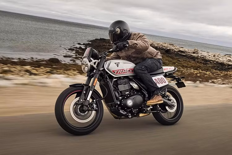 Hiện tại, mẫu xe môtô Triumph Tracker 400 2026 đã bắt đầu nhận đặt trước tại Anh với giá bán là 5745 bảng Anh, tương đương khoảng 202 triệu đồng khi quy đổi ra tiền Việt theo tỷ giá hiện tại.