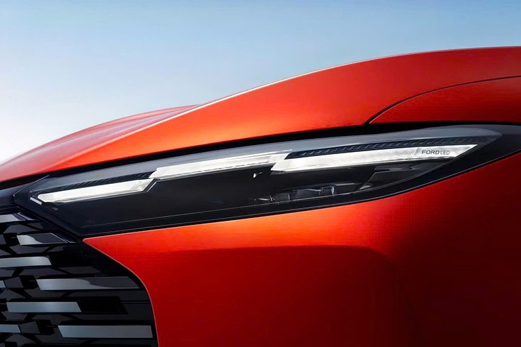 Phiên bản Ford Mondeo giới thiệu tại Trung Quốc vào năm 2022 và vừa được cập nhật giữa vòng đời 2026, mang đến kiểu dáng sắc nét hơn, phần mềm mới cùng động cơ mạnh mẽ hơn một chút. Những thay đổi này dự kiến cũng sẽ xuất hiện trên mẫu Taurus dành cho thị trường Trung Đông.