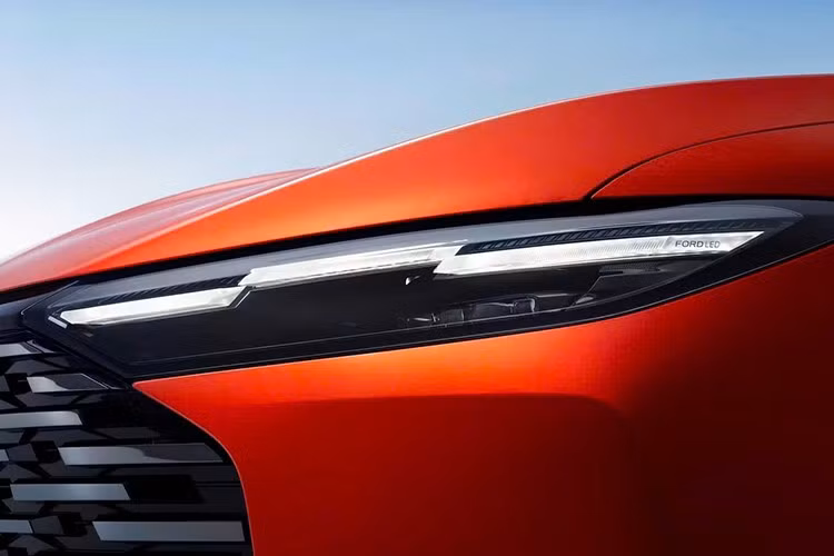 Phiên bản Ford Mondeo giới thiệu tại Trung Quốc vào năm 2022 và vừa được cập nhật giữa vòng đời 2026, mang đến kiểu dáng sắc nét hơn, phần mềm mới cùng động cơ mạnh mẽ hơn một chút. Những thay đổi này dự kiến cũng sẽ xuất hiện trên mẫu Taurus dành cho thị trường Trung Đông.