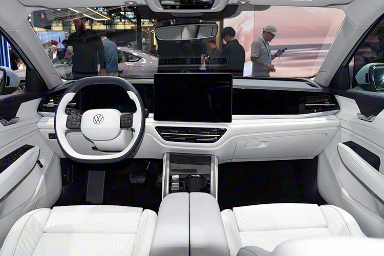 Về kích thước, Volkswagen Passat ePro có chiều dài 5.017 mm, chiều rộng 1.850 mm, chiều cao 1.489 mm và chiều dài cơ sở 2.871 mm. Trong khi đó, các bộ mâm có kích thước 17 inch hoặc 18 inch dường như không thực sự tương thích với kích thước lớn của xe.