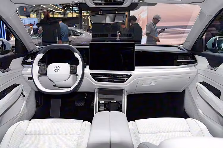 Về kích thước, Volkswagen Passat ePro có chiều dài 5.017 mm, chiều rộng 1.850 mm, chiều cao 1.489 mm và chiều dài cơ sở 2.871 mm. Trong khi đó, các bộ mâm có kích thước 17 inch hoặc 18 inch dường như không thực sự tương thích với kích thước lớn của xe.