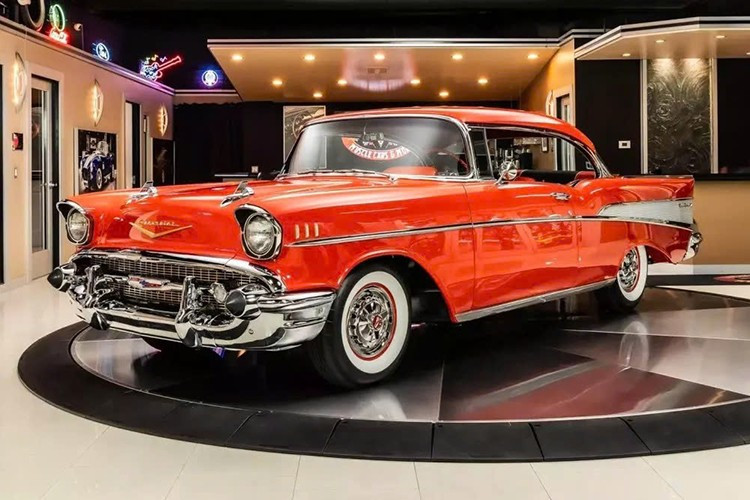 Chevrolet Bel Air đời 1957 cổ điển gợi nhớ về thời kỳ mà tay nắm cửa không được thiết kế chủ yếu dựa trên các quy định an toàn như hiện nay, mà hướng đến sự tiện dụng và thoải mái khi sử dụng.