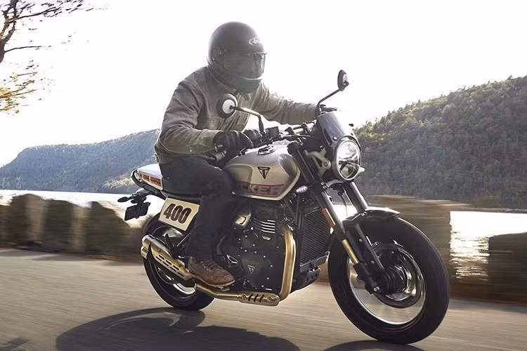 Hiện tại, thương hiệu xe môtô Triumph chưa công bố kế hoạch bán chính thức Tracker 400 2026 tại Việt Nam, nhưng với việc sản xuất tại Ấn Độ (hợp tác Bajaj), khả năng cao sẽ về Việt Nam trong năm 2026-2027.