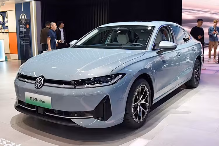 Liên doanh SAIC-Volkswagen tại Trung Quốc đã chính thức công bố phiên bản hybrid cắm sạc (PHEV) mang tên ePro của dòng sedan hạng trung Passat tại thị Trung Quốc. Theo kế hoạch, xe sẽ được đưa ra thị trường vào năm 2026.