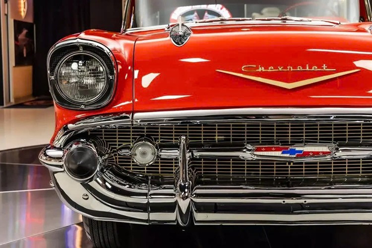 Chiếc xe sở hữu lớp sơn đỏ tươi và rất nhiều chi tiết mạ crôm. Chỉ riêng điều đó thôi đã đã là một vẻ ngoài hấp dẫn. Chắc chắn, mức giá 129.900 đô la của nó không hẳn là hợp lý, nhưng đó không phải là vấn đề chính.