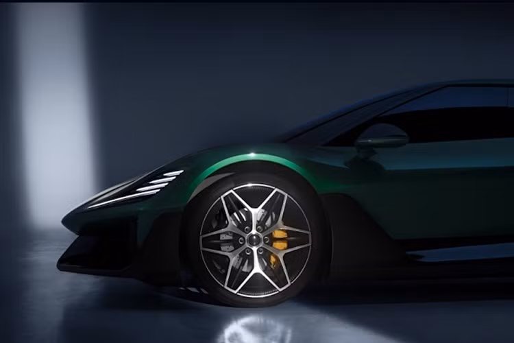 Nhìn từ bên hông, chiếc xe có các tấm ốp dạng cánh lớn ở hai bên và thiết kế cột A ẩn. Xe được trang bị bánh xe sáu chấu kiểu cánh hoa được cố định bằng 6 bu lông.