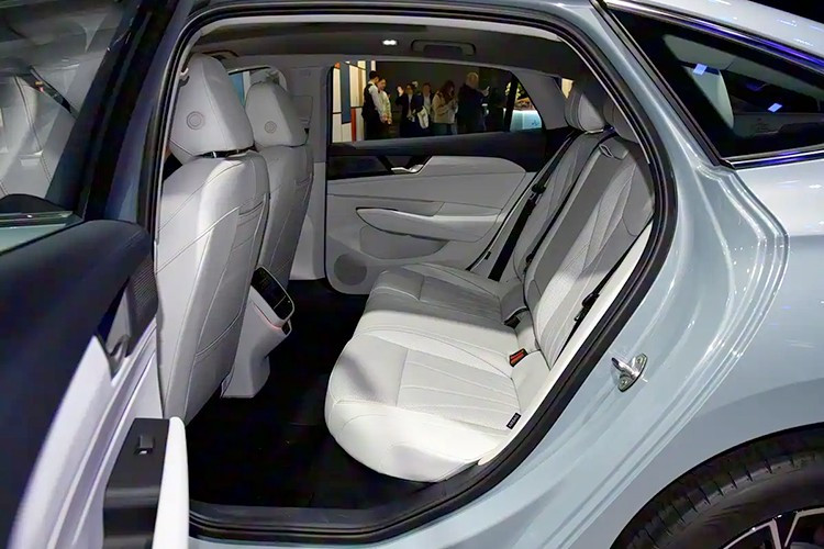 Pin của mẫu sedan này này với dung lượng 22 kWh, cho phép xe chạy hơn 150 km mà không tốn 1 giọt xăng, theo tiêu chuẩn CLTC. Tổng phạm vi hoạt động kết hợp của Volkswagen Passat ePro đạt 1.300 km.