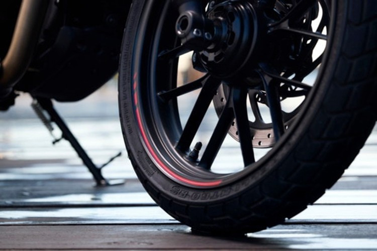 Chiều cao yên xe 805 mm và trọng lượng ướt 173 kg giúp phù hợp với nhiều đối tượng người lái, bình xăng dung tích 13 lít, mức tiêu thụ nhiên liệu khoảng 28 km/l.