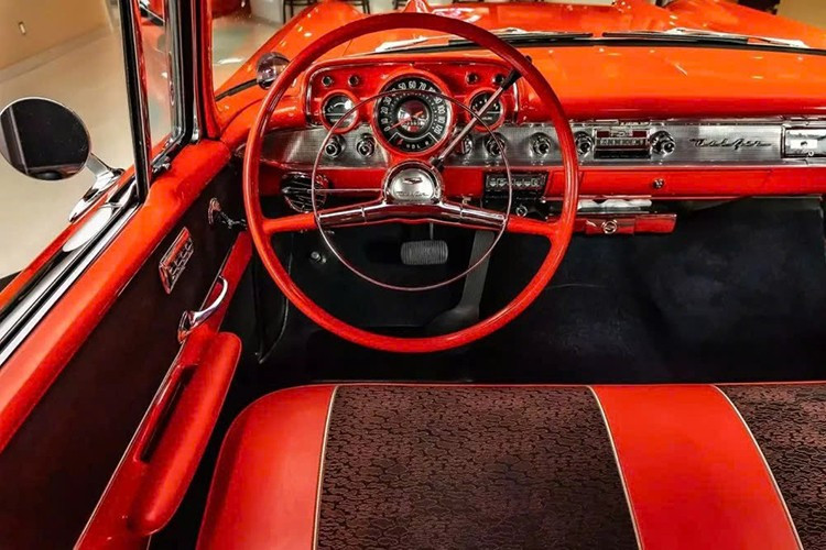 Họ gõ nhẹ vào gạt tàn thuốc có hệ thống hút chân không. Họ vuốt nhẹ những chi tiết kim loại trên các vây ở phía sau. Nắp bình xăng được mở ra rồi đóng lại, gần như một cách trang trọng.