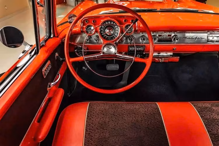 Họ gõ nhẹ vào gạt tàn thuốc có hệ thống hút chân không. Họ vuốt nhẹ những chi tiết kim loại trên các vây ở phía sau. Nắp bình xăng được mở ra rồi đóng lại, gần như một cách trang trọng.