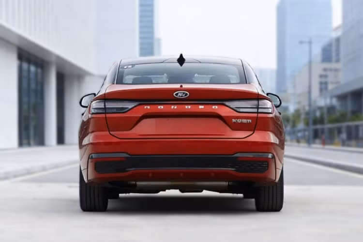 Mặc dù có nhiều điểm chung về ngoại thất, bản Taurus (Trung Đông) lại có những điểm khác biệt đáng kể so với Mondeo (Trung Quốc). Sau một loạt hình ảnh hé lộ hồi đầu năm, Ford đã chính thức ra mắt Taurus nâng cấp cho thị trường Trung Đông và một số thị trường khác.