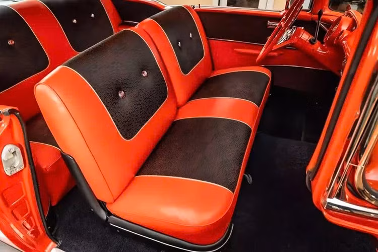 Không chỉ đơn thuần là cảm giác xúc giác, mà còn có một điều gì đó vô cùng thỏa mãn. Có một cảm giác rất dễ chịu khi nhìn thấy chìa khóa khớp vào ổ khóa một cách gọn gàng, xoay được xi lanh khóa, và nghe thấy tiếng "thịch" chắc chắn của chốt khóa cơ học.