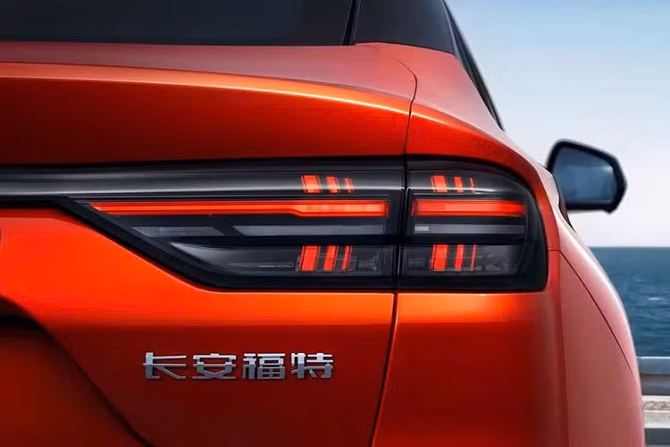 Điểm nhấn thị giác đáng chú ý nhất tập trung vào phần đầu và đuôi xe. Cụm đèn pha mới của Ford Modeo 2026 được tạo hình gọn gàng hơn, bao quanh bởi đồ họa LED hiện đại, mang lại vẻ ngoài mạnh mẽ và gợi nhớ nhiều đến phong cách của một chiếc Mustang bốn cửa.