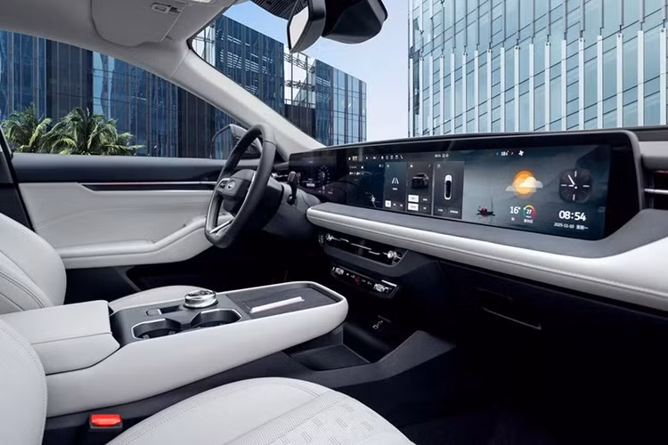 Tuy nhiên, hệ điều hành của màn hình này là bản SYNC thế hệ tiếp theo, sử dụng bộ chip Snapdragon 8155. Ford cam kết mang đến một giao diện mới mẻ, vận hành mượt mà hơn cùng trợ lý giọng nói được cải thiện. Bên cạnh đó, bệ điều khiển trung tâm nổi cũng đã được thiết kế lại, tích hợp hai đế sạc không dây và các hốc đựng cốc mới tiện lợi.