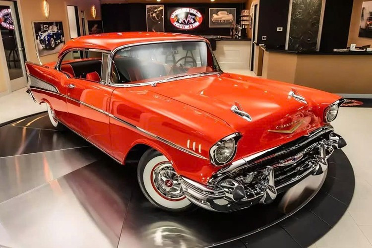 Chevrolet Bel Air đời 1957 giữ một vị trí độc đáo trong lịch sử ôtô Mỹ, không chỉ bởi kiểu dáng khó quên mà còn bởi tầm ảnh hưởng sâu sắc của nó đối với văn hóa xe hơi ngày nay. Từ những đường cong mạ crôm đến những vây đuôi đặc trưng, ​​Bel Air tiếp tục truyền cảm hứng cho các lựa chọn thiết kế, các dự án phục chế và những chiếc xe do người đam mê chế tạo qua nhiều thế hệ.