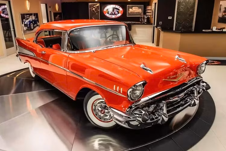 Chevrolet Bel Air đời 1957 giữ một vị trí độc đáo trong lịch sử ôtô Mỹ, không chỉ bởi kiểu dáng khó quên mà còn bởi tầm ảnh hưởng sâu sắc của nó đối với văn hóa xe hơi ngày nay. Từ những đường cong mạ crôm đến những vây đuôi đặc trưng, ​​Bel Air tiếp tục truyền cảm hứng cho các lựa chọn thiết kế, các dự án phục chế và những chiếc xe do người đam mê chế tạo qua nhiều thế hệ.