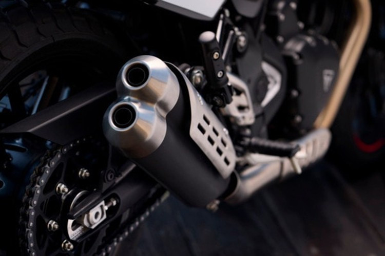 Động cơ này được tinh chỉnh từ Thruxton 400, đem lại cảm giác lái phấn khích và vòng tua cao hơn so với Speed 400 vốn chỉ đạt 40 PS. Xe còn được trang bị các công nghệ hỗ trợ hiện đại như kiểm soát lực kéo có thể bật/tắt, ABS hai kênh, đèn LED toàn bộ và ly hợp trợ lực, nhằm tối ưu trải nghiệm cho người lái.