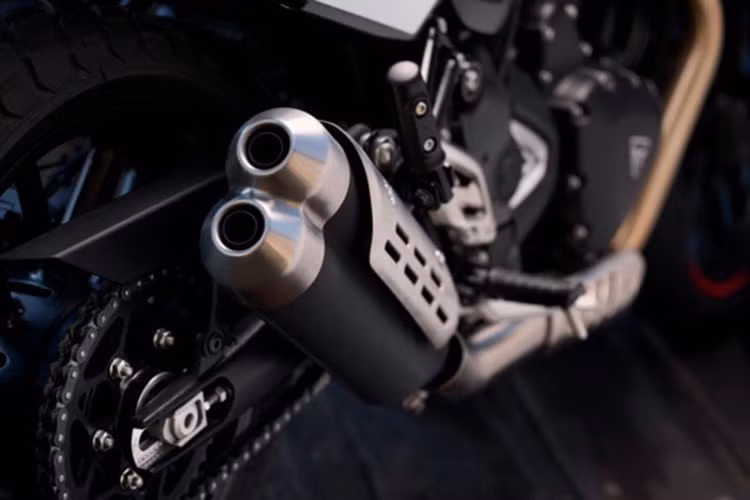 Động cơ này được tinh chỉnh từ Thruxton 400, đem lại cảm giác lái phấn khích và vòng tua cao hơn so với Speed 400 vốn chỉ đạt 40 PS. Xe còn được trang bị các công nghệ hỗ trợ hiện đại như kiểm soát lực kéo có thể bật/tắt, ABS hai kênh, đèn LED toàn bộ và ly hợp trợ lực, nhằm tối ưu trải nghiệm cho người lái.