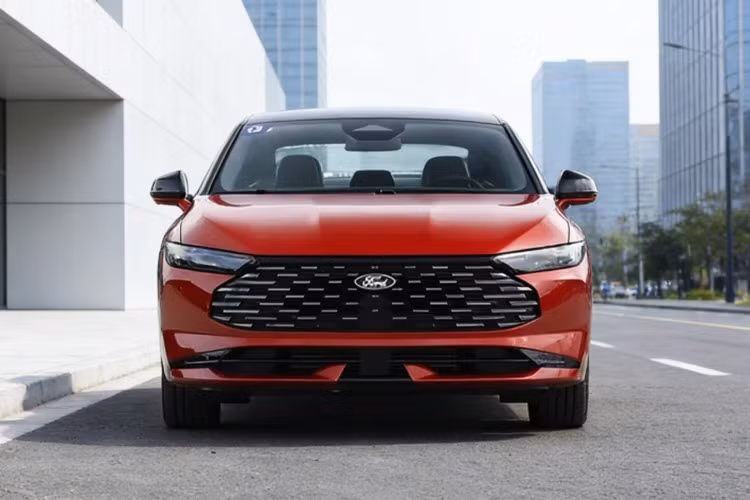 Cụ thể, động cơ turbo 1.5 lít cơ bản sản sinh 193 mã lực, động cơ turbo 2.0 lít EcoBoost đạt 257 mã lực. Trong khi đó, tùy chọn hybrid tạo ra công suất kết hợp 284 mã lực. Tất cả các phiên bản Mondeo đều sử dụng hệ dẫn động cầu trước (FWD), với bản xăng đi kèm hộp số tự động tám cấp và bản hybrid dùng hộp số vô cấp (CVT).