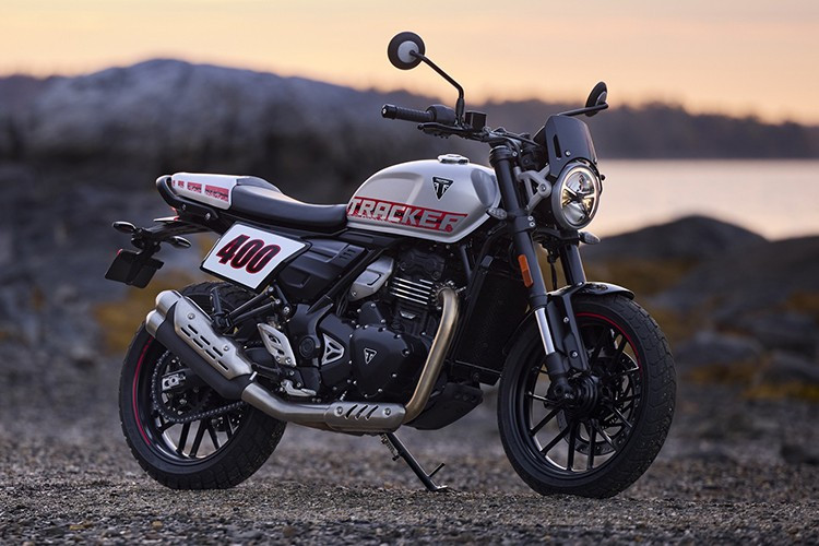 Triumph Tracker 400 2026 mới vừa ra mắt được lấy cảm hứng từ những chiếc xe đua flat-track Mỹ, mẫu xe môtô Tracker 400 cỡ nhỏ này mang phong cách tối giản, nhưng vẫn toát lên vẻ mạnh mẽ và cá tính.