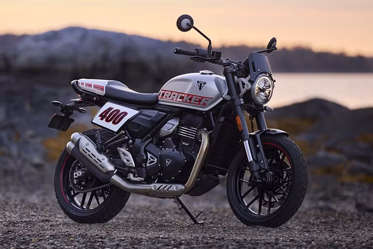 Triumph Tracker 400 2026 mới vừa ra mắt được lấy cảm hứng từ những chiếc xe đua flat-track Mỹ, mẫu xe môtô Tracker 400 cỡ nhỏ này mang phong cách tối giản, nhưng vẫn toát lên vẻ mạnh mẽ và cá tính.