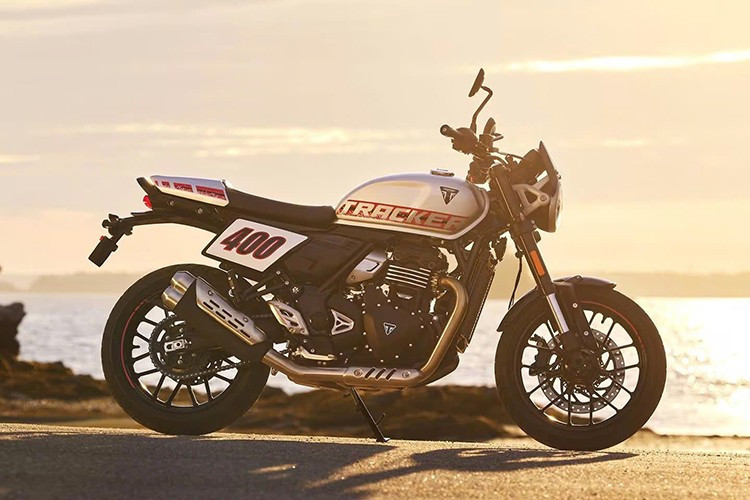 Những chi tiết trên Triumph Tracker 400 2026 như đèn pha tròn, yên liền phẳng, tay lái rộng thấp, thân xe tinh gọn và ống xả hướng lên trên đều nhấn mạnh tinh thần đua thể thao pha trộn với khả năng vận hành trên phố.