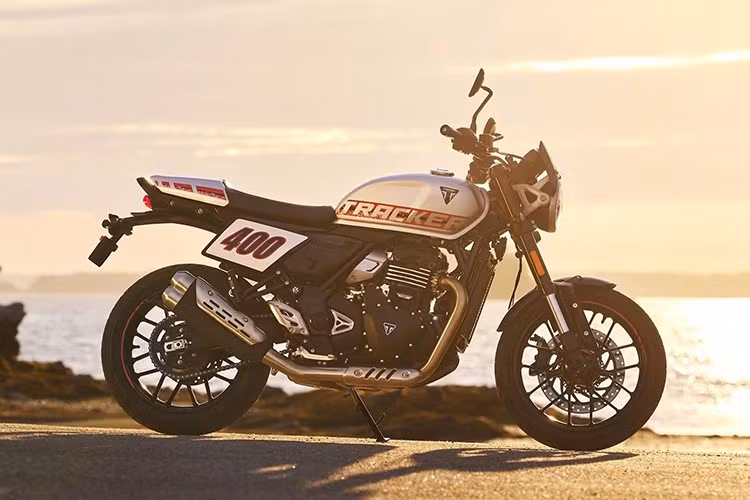 Những chi tiết trên Triumph Tracker 400 2026 như đèn pha tròn, yên liền phẳng, tay lái rộng thấp, thân xe tinh gọn và ống xả hướng lên trên đều nhấn mạnh tinh thần đua thể thao pha trộn với khả năng vận hành trên phố.