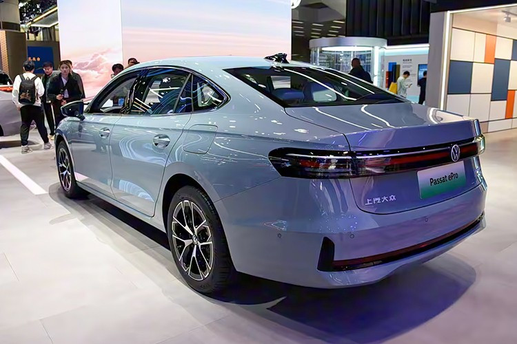 Ở phần đầu xe, Volkswagen Passat ePro 2026 được trang bị cụm đèn LED “Tech Smart Eye” thiết kế mới, dải đèn LED liền mạch nằm vắt ngang phía trước và logo phát sáng. Thân xe nổi bật với chiều dài cơ sở lớn.