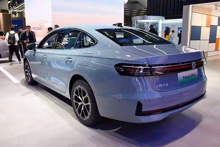 Ở phần đầu xe, Volkswagen Passat ePro 2026 được trang bị cụm đèn LED “Tech Smart Eye” thiết kế mới, dải đèn LED liền mạch nằm vắt ngang phía trước và logo phát sáng. Thân xe nổi bật với chiều dài cơ sở lớn.