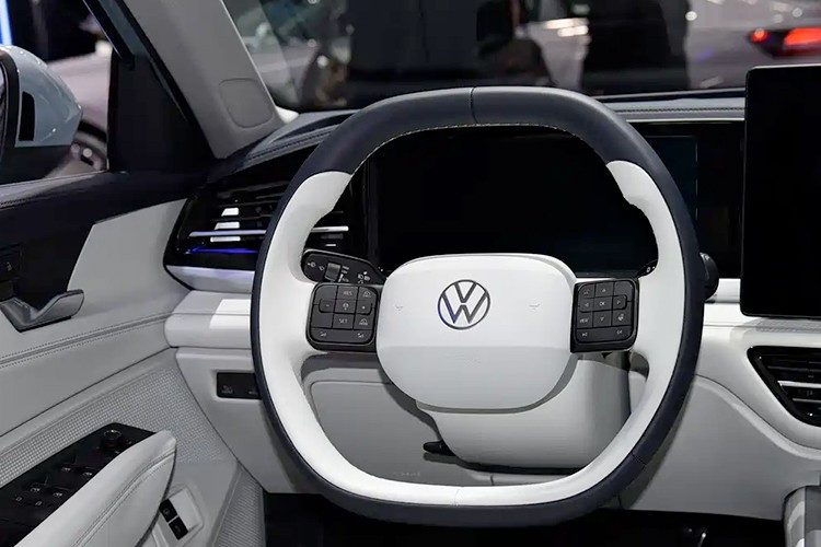 Bên trong xe, Volkswagen Passat ePro được trang bị nội thất mang thiết kế ngang liền khối khiến không gian dường như rộng hơn. Nội thất còn được hoàn thiện bằng quy trình bọc nhiều lớp. Các điểm nhấn công nghệ bao gồm màn hình cảm ứng trung tâm 12,9 inch, bảng đồng hồ kỹ thuật số LCD 10,3 inch và màn hình giải trí riêng cho hành khách phía trước.