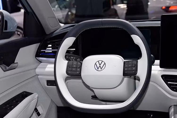 Bên trong xe, Volkswagen Passat ePro được trang bị nội thất mang thiết kế ngang liền khối khiến không gian dường như rộng hơn. Nội thất còn được hoàn thiện bằng quy trình bọc nhiều lớp. Các điểm nhấn công nghệ bao gồm màn hình cảm ứng trung tâm 12,9 inch, bảng đồng hồ kỹ thuật số LCD 10,3 inch và màn hình giải trí riêng cho hành khách phía trước.